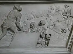 Capilla Raimondi. Detalle de un relieve con esqueletos.