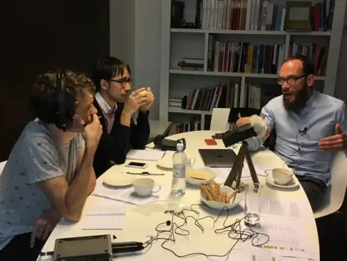 José Luis Espejo y Rubén Coll entrevistan a Kaspars Vanags en Riga para la Radio del Museo Reina Sofía