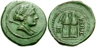 Moneda griega del siglo III a. C., con el busto de Hera en el anverso y dos xoanon representados en el reverso.