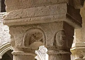 Capiteles del claustro.