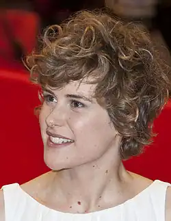 Carla Juri, como la Dra. Ana Stelline.