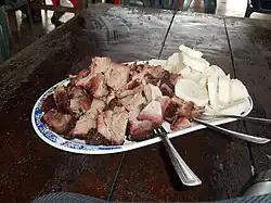 Carne en vara con hallaquitas de maíz