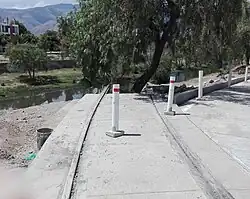 Carril de tranvía en dirección al río Rocha y áreas verdes.