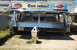 Carro de chorizo al pan, hamburguesas y panchos.