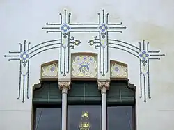 Ventana modernista que da al patio.