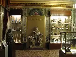 Sala Salvans, amb una col·lecció de porcellanes xineses