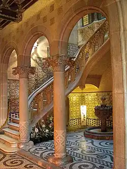 Columnas del patio interior con fuente de piedra.