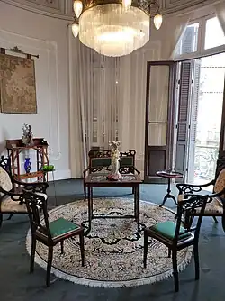 Sala con balcón del segundo piso