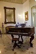 Un piano.
