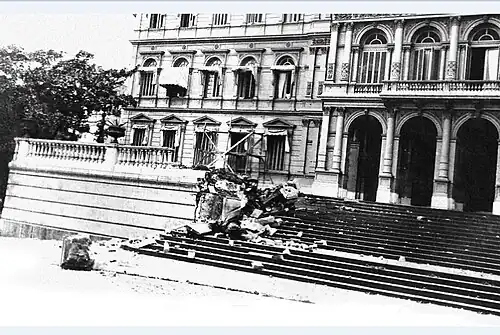 Escalinatas y frente de la Casa Rosada con daños por las bombas