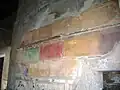 Fresco con paneles imitando mármol del primer estilo en el atrio