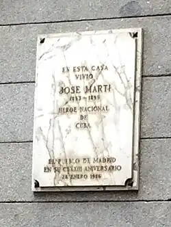 Placa en la casa donde vivió J. Martí, en Madrid.