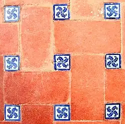 Losa alfarera combinada con baldosín decorado (olambrilla) en la Casa dos Patudos, en Alpiarça (Portugal).