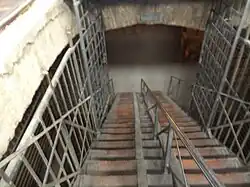 Vieja escala aun en uso hacia bodega.