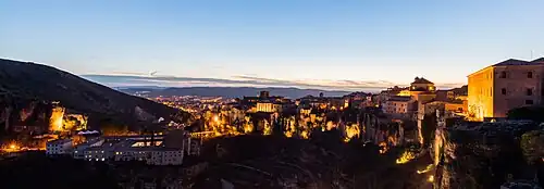 Vista nocturna de las Casas Colgadas.