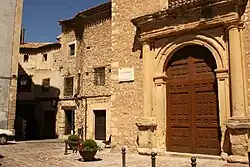 Acceso principal a las Casas Colgadas.