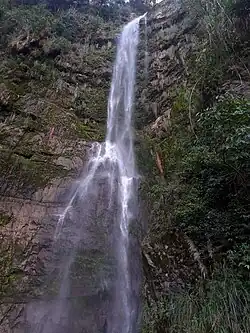 Es una caída de agua fría, ubicada en el municipio de Capitanejo, en el departamento de Santander.