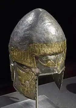 Vista frontal del casco donde se puede ver el detalle de la decoración de unos ojos falsos