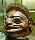 Casco tlingit, considerado una de las obras maestras de esta cultura.[43]​ Alaska, siglo XVIII.