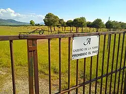 Cartel de acceso a los terrenos del caserío en el pie de monte