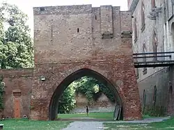 El revellín del lado noroeste con la entrada a los Museos Cívicos de Pavía.