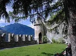 Merlones gibelinos, castillo de San Pedro, Valle d'Aosta.