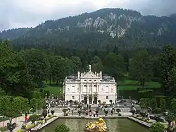 Palacio de Linderhof, construido entre 1870-1886 por Luis II de Baviera, el menor de sus palacios y el único qiue vio acabado