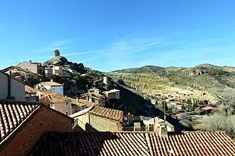 Paisaje urbano de Castielfabib, con «La Torreta» al fondo izquierda, desde el castillo (2019).