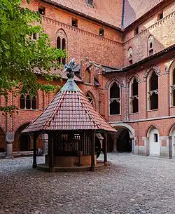 Pozo y patio interior.
