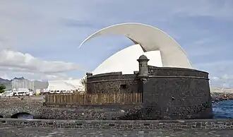 Castillo de San Juan con el Auditorio de Tenerife al fondo.