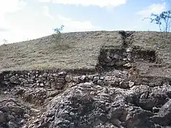 Cata frontal en la muralla exterior delante del foso