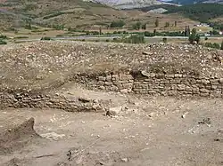 Detalle de la puerta interior del castro cántabro de La Loma. Se puede observar en la falta de continuidad de las hileras, como la puerta ha sido tapiada, ante el asedio sufrido por las legiones romanas en las guerras cántabras