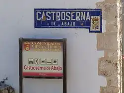 Señal de entrada a la zona urbanizada del pueblo y cartel de la Comunidad de Villa y Tierra de Sepúlveda
