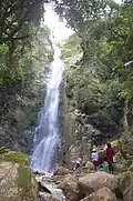 Catarata la merendana al suroeste del distrito.