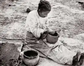 Mujer de la tribu Catawba (Norteamérica) urdiendo a mano una vasija.