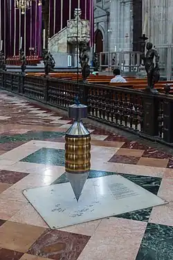 Péndulo que mide el hundimiento de la catedral en la nave central.