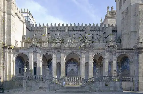 Nártex barroco a la fachada lateral