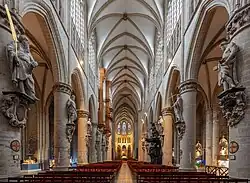 Vista de la nave rodeada de columnas cilíndricas con estatuas de los 12 apóstoles.