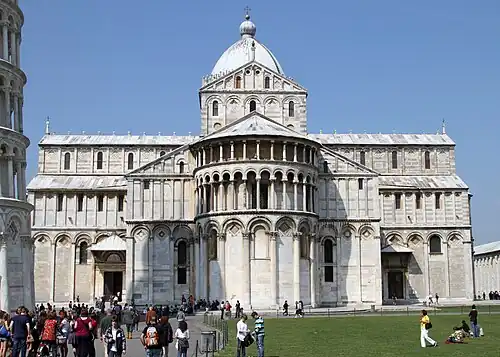 Catedral de Pisa, ábside 1063-1100, galería inferior con pared trasera y bóvedas transversales, superior sin bóveda; vista de la cúpula del ábside