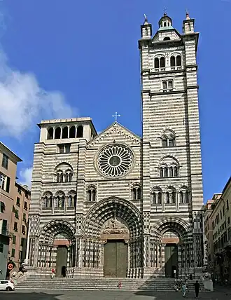 Catedral de San Lorenzo en Génova: la fachada se hizo en 1307-1312; la pequeña galería de la torre noreste es de 1455 y la opuesta, manierista, de 1522.