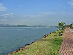 Causeway viendo hacia el Puente de las Américas.