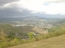 Vista del pueblo de Cayey desde la autopista PR-52