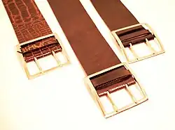 Cinturones de cuero.