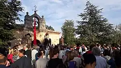 Ermita de San Antolín durante la celebración de este santo, con una procesión y dos gigantes cabezudos