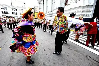 Colores estridentes de la vestimenta del huaylarsh, baile típico del carnaval huanca.