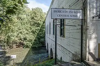 Central de Sossís. Edificio y salida del agua.