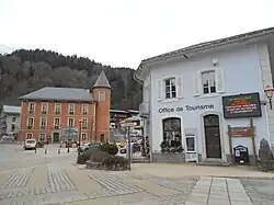 Castillo de Randens y oficina de turismo de Beaufort.