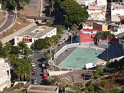 Centro socio-cultural de San Andrés Ayuntamiento (izquierda) y centro cultural Ibaute (edificio rojo y gris).