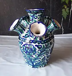 Florero Valero (clavelero) de Fajalauza, en Granada (España).[3]​