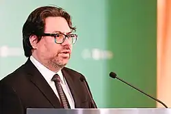 Mauricio Zunino frente a un micrófono